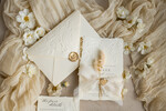 HOCHZEITS EINLADUNGEN geprägte Einladungen Feine Kunst geprägte Elfenbein-Gold-Hochzeitseinladung mit zerrissenem Chiffonband, goldgeprägte Rosenblüten-Hochzeitseinladung.15