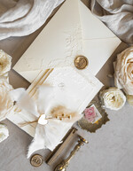 HOCHZEITS EINLADUNGEN geprägte Einladungen Feine Kunst geprägte blinde Elfenbein-Gold-Hochzeitskarte, goldene prägte florale Hochzeitskarte, Boho Ecru geprägte Einladungskollektion, Hochzeitseinladungskollektion aus Baumwollpapier mit Spiegelherz17