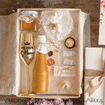 Geschenke zum Muttertag Geschenkset Entspannung Geschenkidee zum Muttertag: Goldenes Schnapsglas & Flaschenetikett – Geschenkset für Mama mit Glückwünschen4
