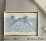 BRIDE bolero, robes, garter Geschenkidee für die Braut Strumpfband Romantisches Strumpfband in Hellblau mit Spitze, Perlenbrosche und Grußkarte in Geschenkbox5
