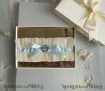 BRIDE bolero, robes, garter Geschenkidee für die Braut Strumpfband Elegantes Strumpfband für die Braut – Geschenkbox mit „Etwas Blauem“ und Grußkarte5