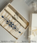 BRIDE bolero, robes, garter Geschenkidee für die Braut Strumpfband Luxuriöses Strumpfband-Set für die Braut – mit blauen Kristallen, Initialenband und Grußkarte in Geschenkbox5