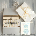 BRIDE bolero, robes, garter Geschenkidee für die Braut Strumpfband Luxuriöses Strumpfband-Set für die Braut – mit blauen Kristallen, Initialenband und Grußkarte in Geschenkbox5