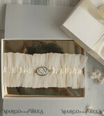 BRIDE bolero, robes, garter Geschenkidee für die Braut Strumpfband Strumpfband mit den Individualen des Brautpaares und dem Hochzeitsdatum in Geschenkbox – Überraschung vom Junggesellinnenabschied5
