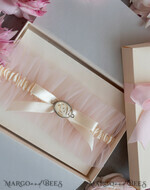 BRIDE bolero, robes, garter Geschenkidee für die Braut Strumpfband Rosa Tüll-Strumpfband mit den Initialen des Brautpaares und dem Hochzeitsdatum  in Geschenkbox – Überraschung vom Junggesellinnenabschied5