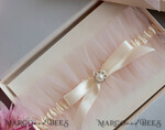 BRIDE bolero, robes, garter Geschenkidee für die Braut Strumpfband Rose Tüll-Strumpfband in Geschenkbox – Überraschung vom Junggesellinnenabschied4