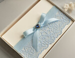 BRIDE bolero, robes, garter Geschenkidee für die Braut Strumpfband Romantisches Strumpfband in Hellblau mit Spitze, Perlenbrosche und Grußkarte in Geschenkbox5