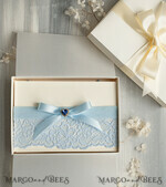 BRIDE bolero, robes, garter Geschenkidee für die Braut Strumpfband Romantisches Strumpfband in Hellblau mit Spitze, Perlenbrosche und Grußkarte in Geschenkbox5