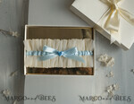 BRIDE bolero, robes, garter Geschenkidee für die Braut Strumpfband Elegantes Strumpfband für die Braut – Geschenkbox mit „Etwas Blauem“ und Grußkarte5
