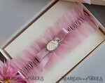 BRIDE bolero, robes, garter Geschenkidee für die Braut Strumpfband Rosa Tüll-Strumpfband mit den Initialen des Brautpaares und dem Hochzeitsdatum  in Geschenkbox – Überraschung vom Junggesellinnenabschied5