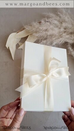 BRAUT Bolero, Kleider, Strumpfband STRUMPFBAND FÜR DIE BRAUT Set aus zwei Gürteln, personalisierter Hochzeitsgürtel in Box, etwas blauer Tüllgürtel & personalisiertes Wurfset, Gürtel für die Braut, Geschenk zur Brautparty, Tüllgürtelset, Geschenk für die Braut, Wurfgürtel.4