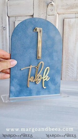 TISCHDEKORATIONSCHILDER   Samt Tischnummern und Dekoration staubiger blauer Hochzeitstisch Nummer, Acrylbogen Samt Tischschild, Tisch Gold Plexiglas Tischschild, elegante luxuriöse Hochzeitstischdekoration, Boho Glam Hochzeitsschild Silber Spiegel Tischschild5