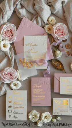 HOCHZEITS EINLADUNGEN geprägte Einladungen Rosenquarz Hochzeits Einladung mit chiffon zerrissenem Bogen und spiegelgoldenem Monogramm, Pergamentverpackung Goldene Elegante Rosen Flieder Hochzeits Einladung mit 3D prägten Blumen.24